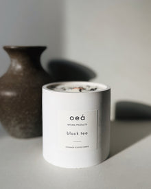  Svíčka "BLACK TEA" s vůní kardamomu a vanilky (240g)