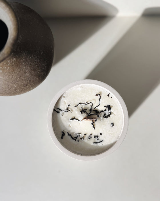 Svíčka "BLACK TEA" s vůní kardamomu a vanilky (240g)